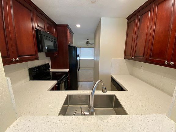 5th image of 2081 Whitman Way APT 324