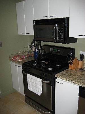 4th image of 4146 N Clarendon Ave #101