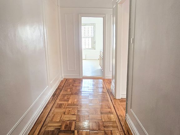 4th image of 731 Gerard Ave APT 6E