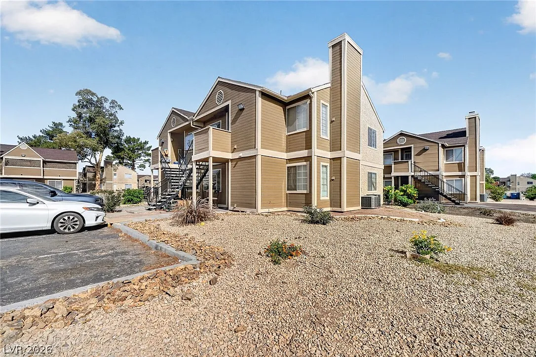 2 bed, 1.0 bath, 3112 sqft, $1,175 — Photo 2