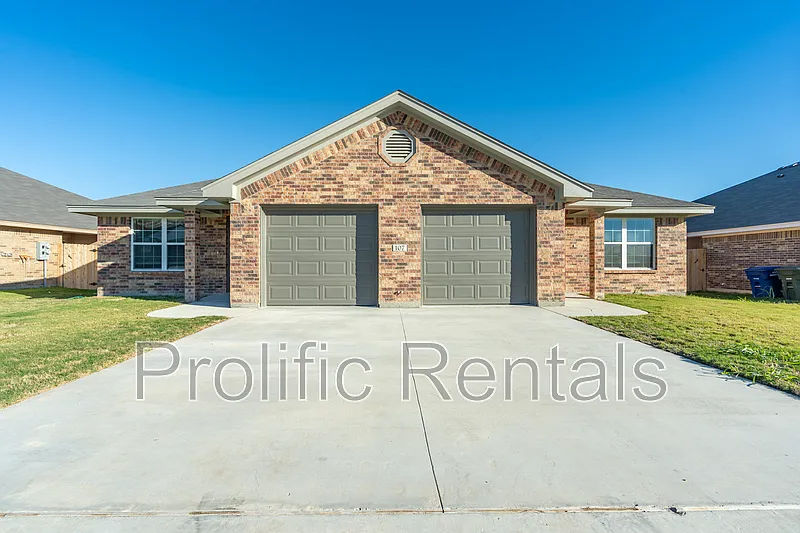 3 bed, 2.0 bath, 1122 sqft, $1,450 — Photo 2