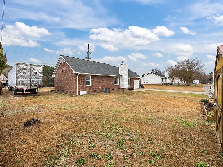 38 Hallmark Dr — Photo 34