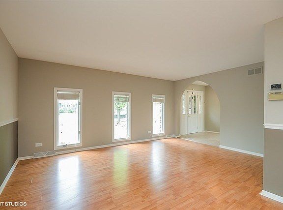 4th image of 19401 Oakwood Ave