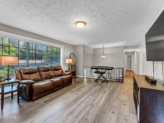 4th image of 1901 Plumb Creek Cir