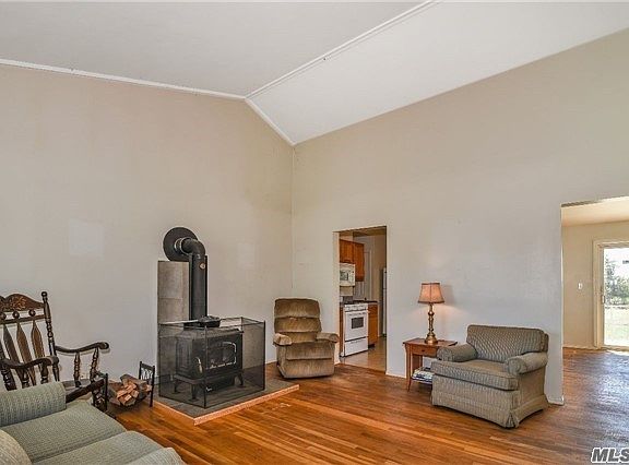 5th image of 221 Williams Way S