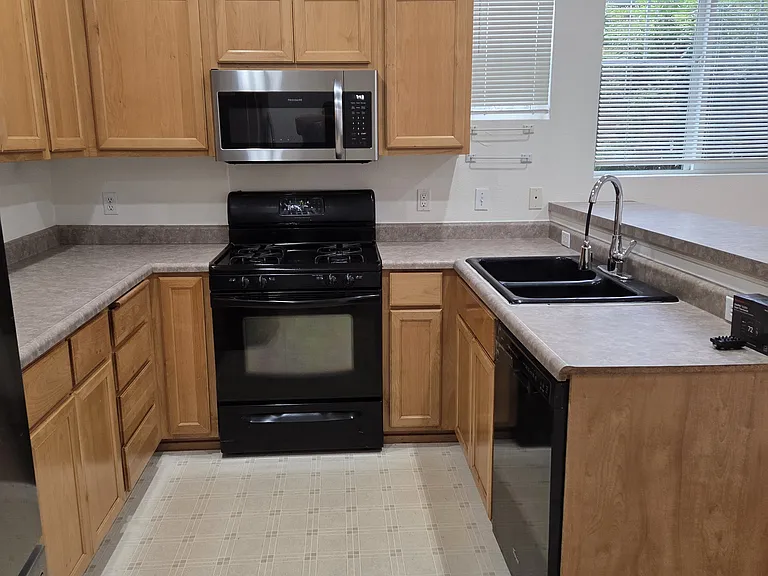 1627 Riley Ln — Photo 4