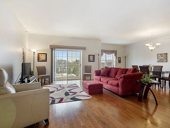 4th image of 101 Pointe Dr Unit 401
