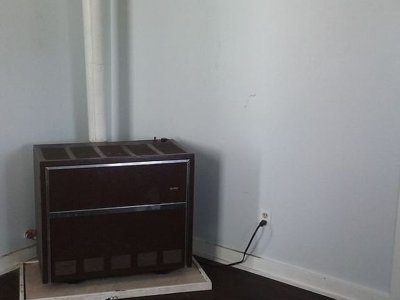 3rd image of 920 1/2 Gordon St