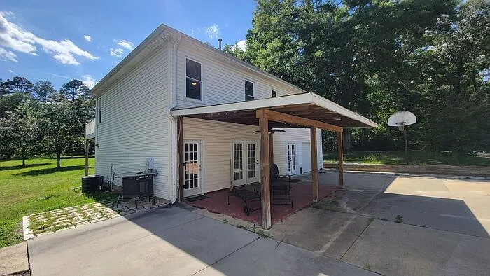 3 bed, 3.0 bath, 2200 sqft, $2,500 — Photo 3