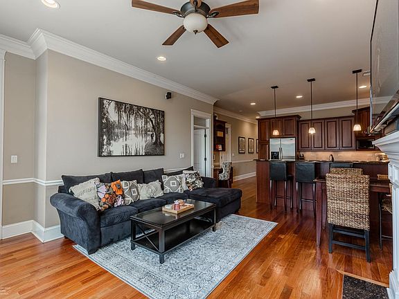 2nd image of 2401 N Janssen St #205