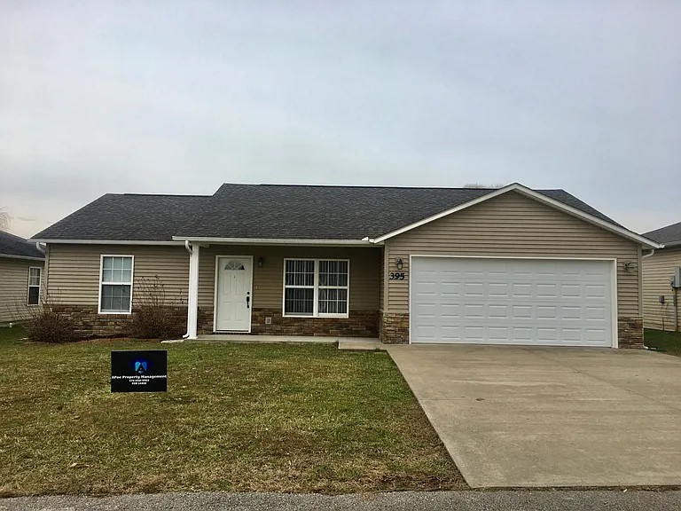 395 Arbor Cir — Photo 1