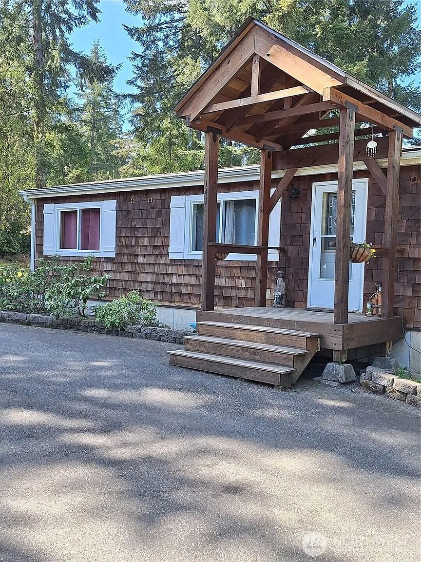 141 E Elk Place photo 1