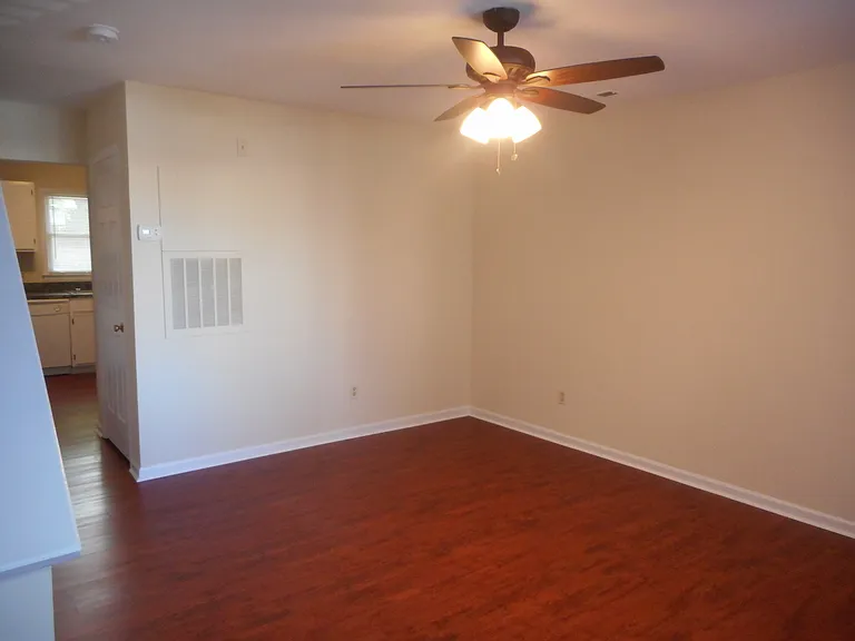 1112 Camden Ave — Photo 2