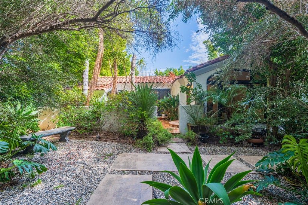 1240 N Olive Dr, West Hollywood, CA 90069