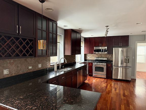 3rd image of 2539 W Lunt Ave #1