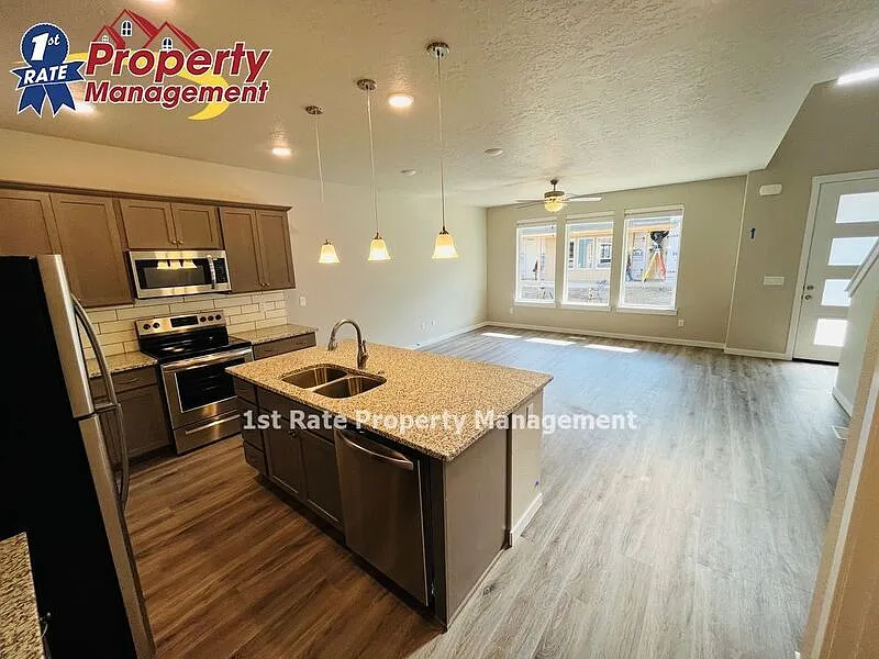 3 bed, 2.5 bath, 1685 sqft, $1,995 — Photo 4