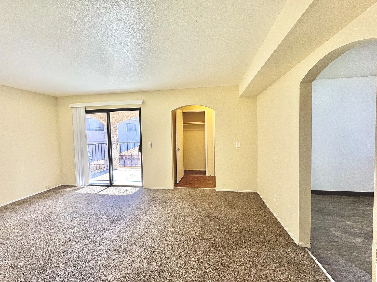 2 bed, 694 sqft, $2,100 — Photo 4