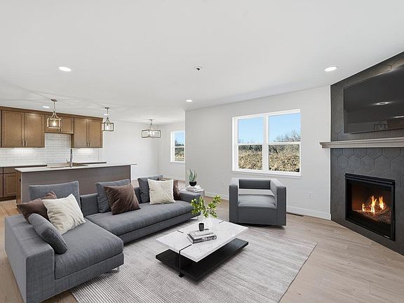4th image of 992 Bell Cir