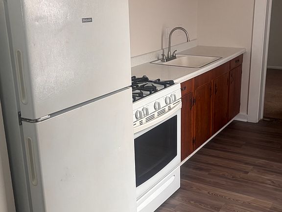 4th image of 223 W Main St APT 2