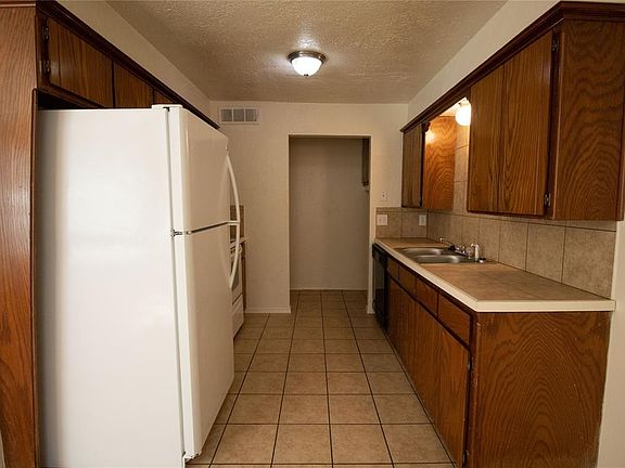 5th image of 1305 Glen Oaks Ct