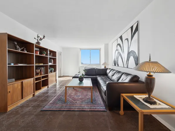 118-18 Union Turnpike image 3 of 8