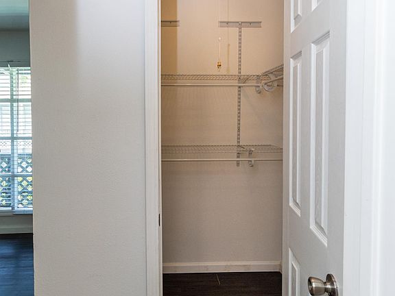 4th image of 714 Woodrow St #6