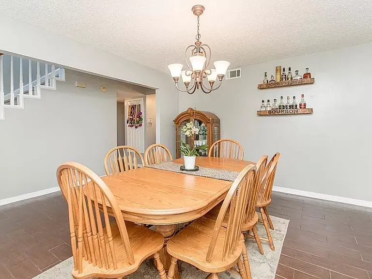 105 Larchwood Dr — Photo 10