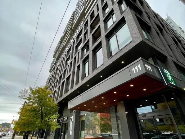 111 Bathurst St #1119, Toronto, ON M5V 0M9