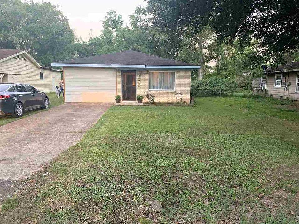 1st image of 216 Katherine St