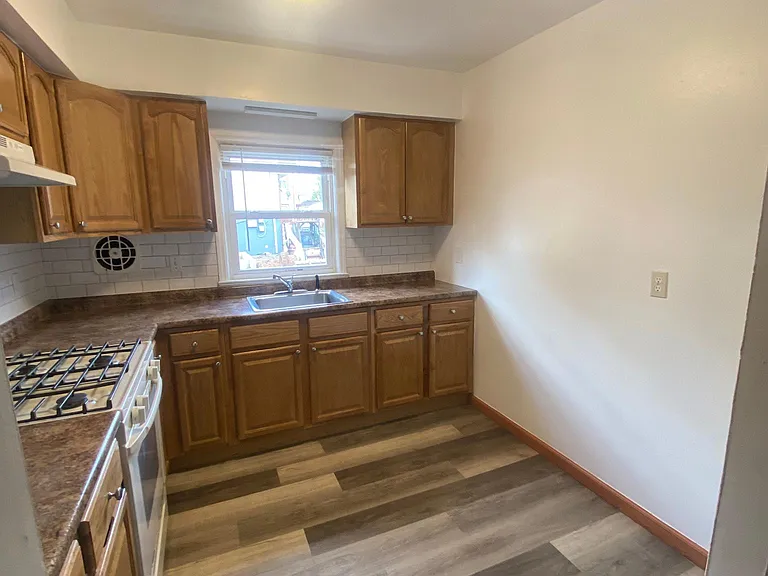 613 Jackson Ave — Photo 11