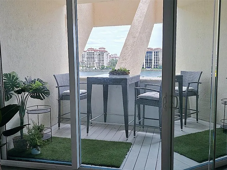 300 S Pointe Dr #908 — Photo 12