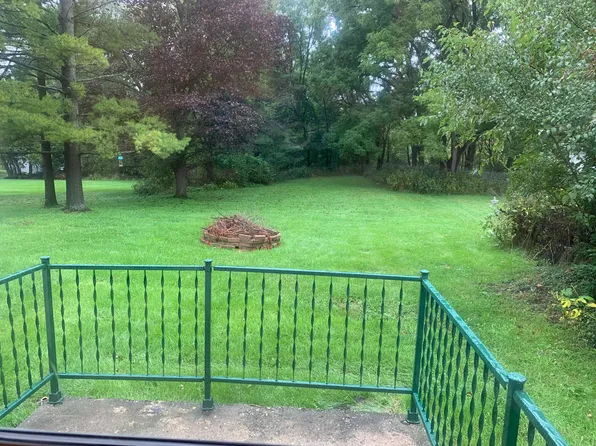 707 McHenry Ave, Woodstock, IL 60098