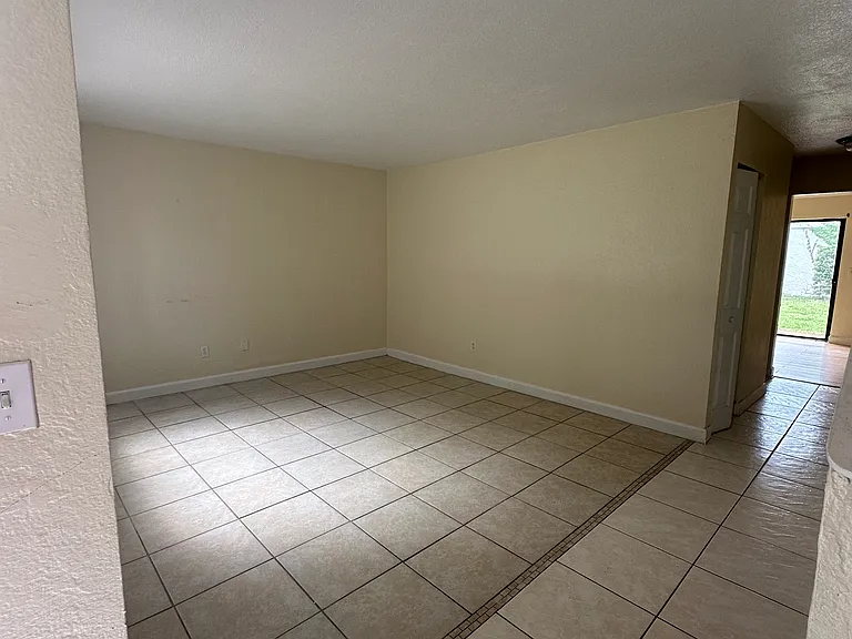 420 Arnold Dr — Photo 2