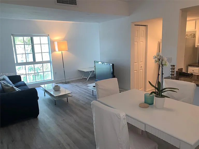 290 Sunrise Dr #304 — Photo 9