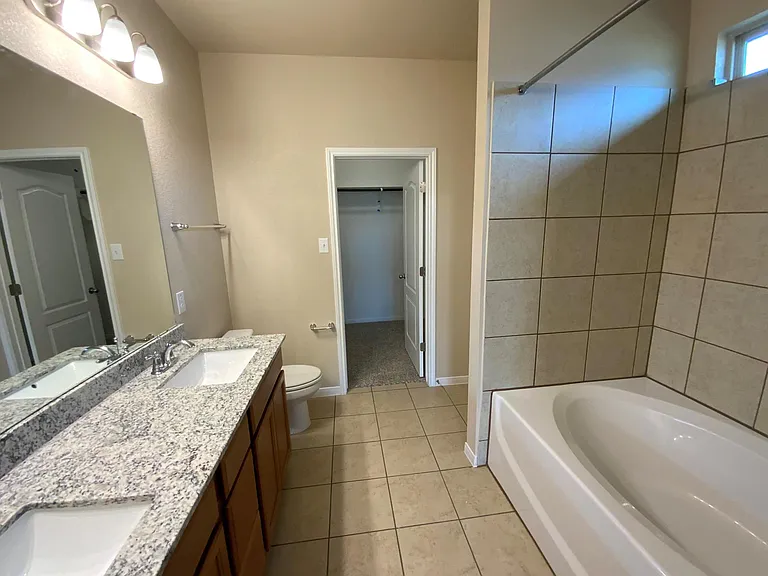 1049 Lakeway Crossing Dr — Photo 9