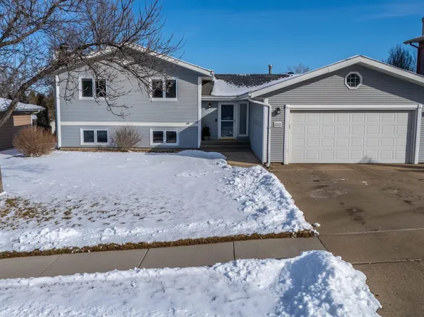 2322 Grant Dr, Bismarck, ND 58501