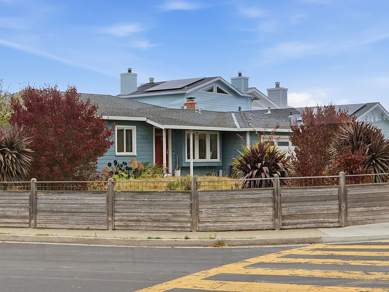796 Crespi Dr — Photo 2