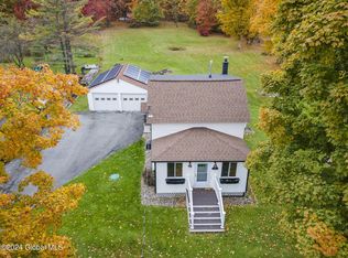 30 Dumbleton Rd, Cropseyville, NY 12052