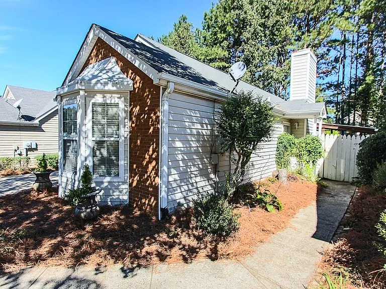 2745 Highland Rdg NW — Photo 2