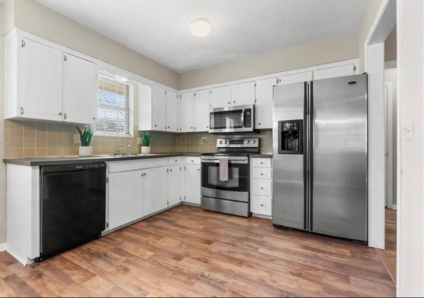 2 bed, 1.5 bath, 1100 sqft, $1,300 — Photo 4