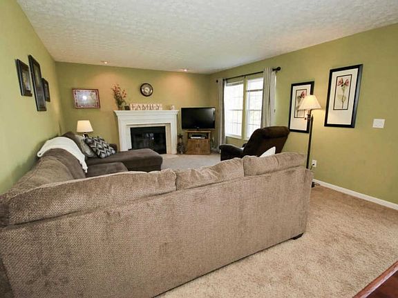 3rd image of 3102 Hyde Park Ct