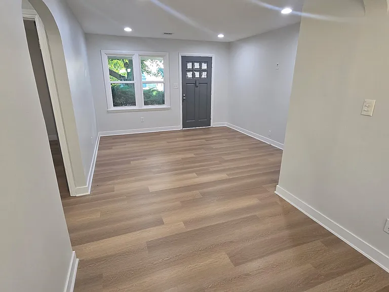 916 N Belmont Ave — Photo 2