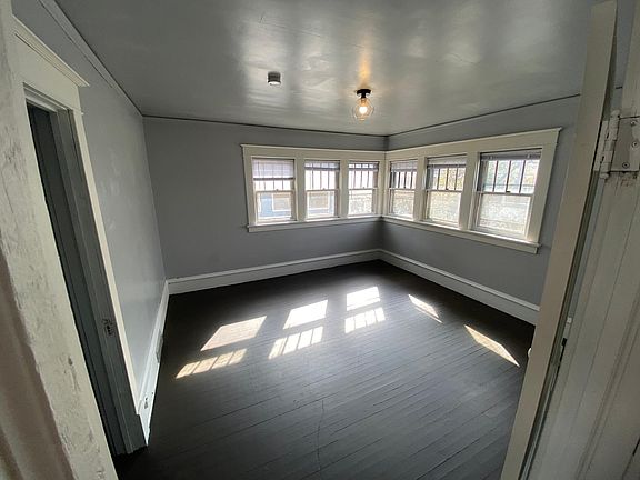 3rd image of 365 19th St SE #2