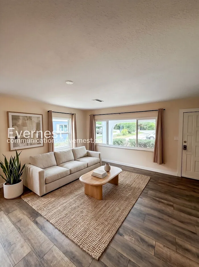3 bed, 2.0 bath, 1812 sqft, $3,000 — Photo 2