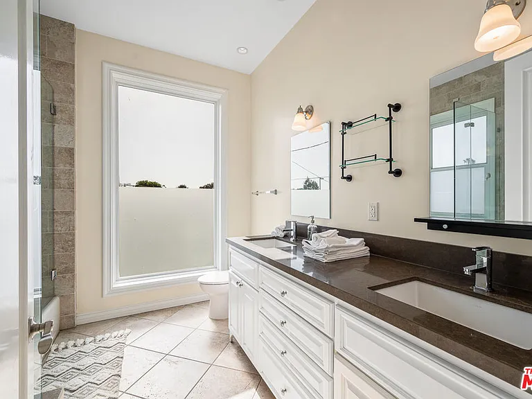 715 N Kilkea Dr #1/2 — Photo 22