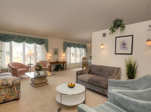 3rd image of 148 Royal Ct