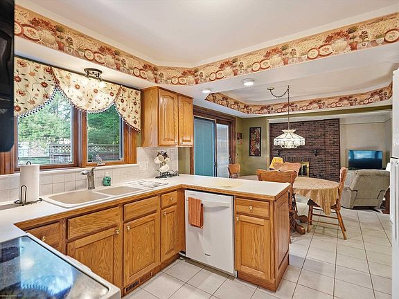 3rd image of 43456 Hillcrest Dr