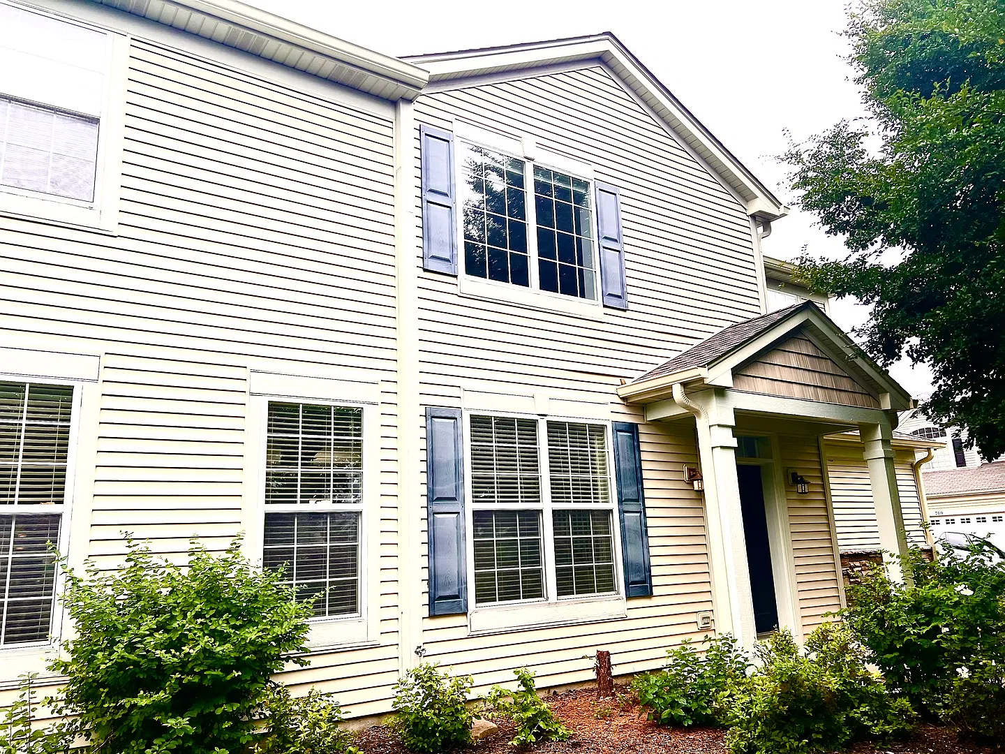 2 bed, 2.5 bath, 1678 sqft, $2,400 — Photo 2