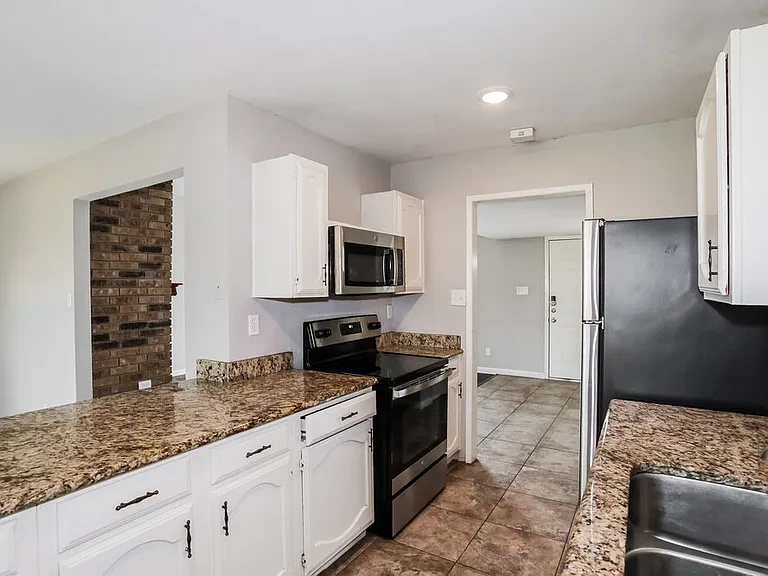 2109 Kings Rd — Photo 8