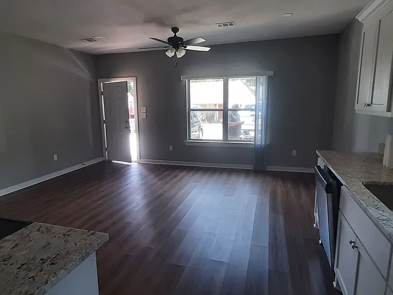 407 E Academy Ave — Photo 2